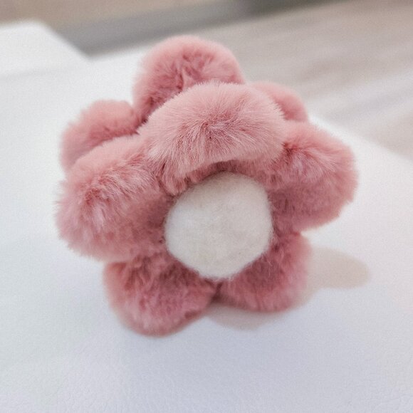 (Last Chance)Fluffy Flower Claw Clip - Picture 1 of 6